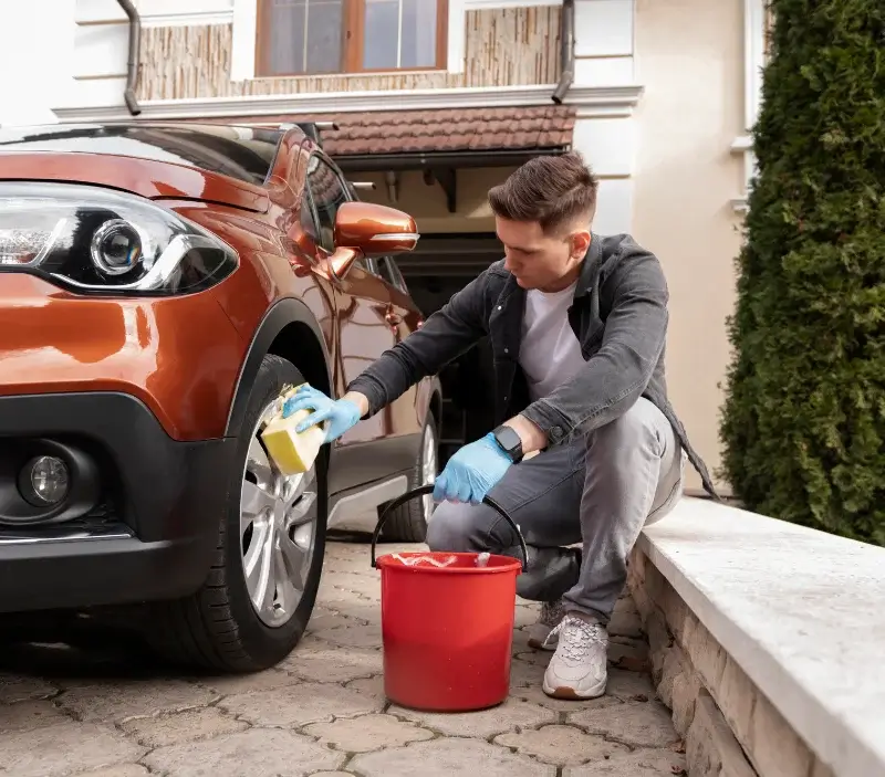 Lavage auto à domicile Niort : professionnel intervenant sur un véhicule